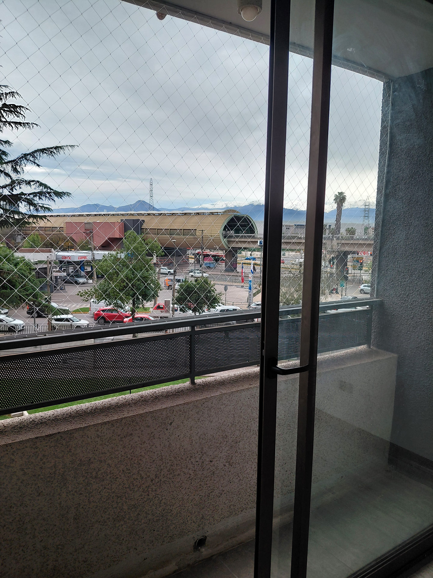 Terraza del living con la estación al fondo